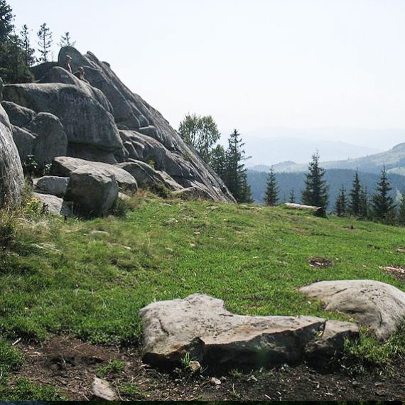 Скала Писаный Камень в Карпатах