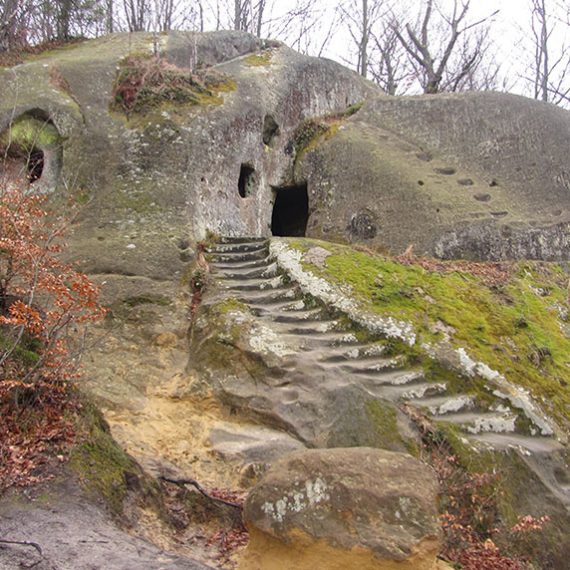 Розгирче - скальный монастырь