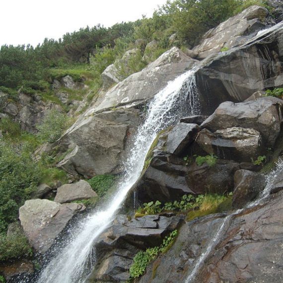 Водопад у подножия Говерлы в Карпатах