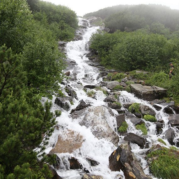 Водопад у подножия Говерлы в Карпатах