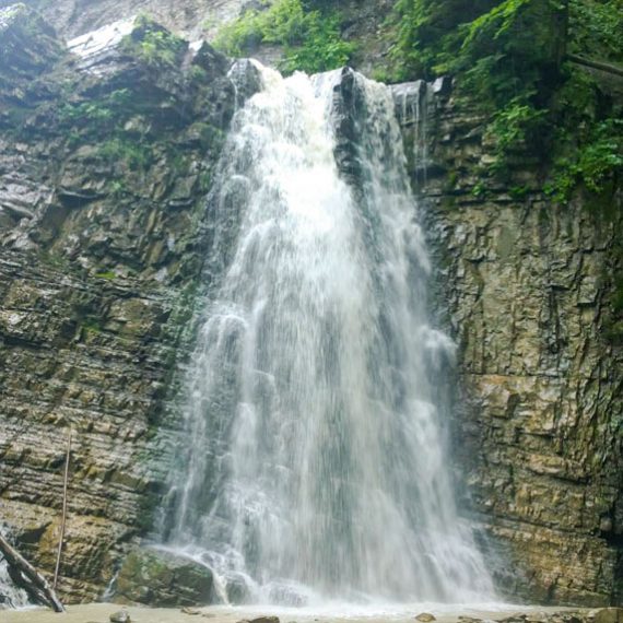 Манявський водоспад в Карпатах