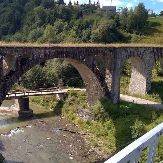 Мост-виадук в Ворохте в Карпатах