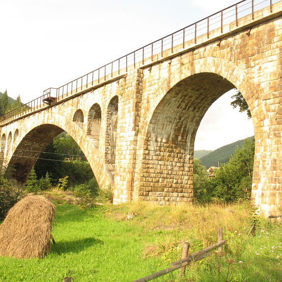 Мост-виадук в Ворохте в Карпатах